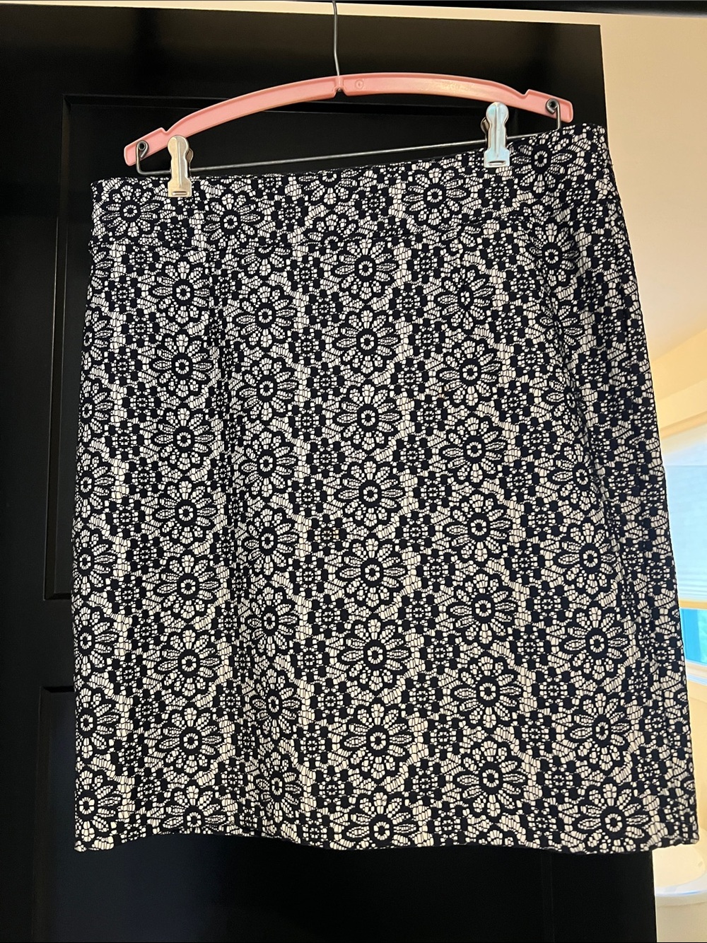 Banana Republic Women’s Navy & White Floral straight Skirt